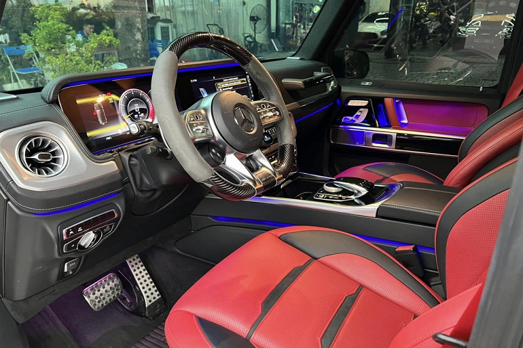 Về chiếc xe SUV hạng sang Mercedes-AMG G63 từng của Hiền Hồ xe được trang bị khối động cơ xăng V8, tăng áp kép, dung tích 4.0 lít, sản sinh công suất tối đa 577 mã lực và mô-men xoắn cực đại 850.