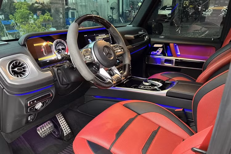 Về chiếc xe SUV hạng sang Mercedes-AMG G63 từng của Hiền Hồ xe được trang bị khối động cơ xăng V8, tăng áp kép, dung tích 4.0 lít, sản sinh công suất tối đa 577 mã lực và mô-men xoắn cực đại 850.