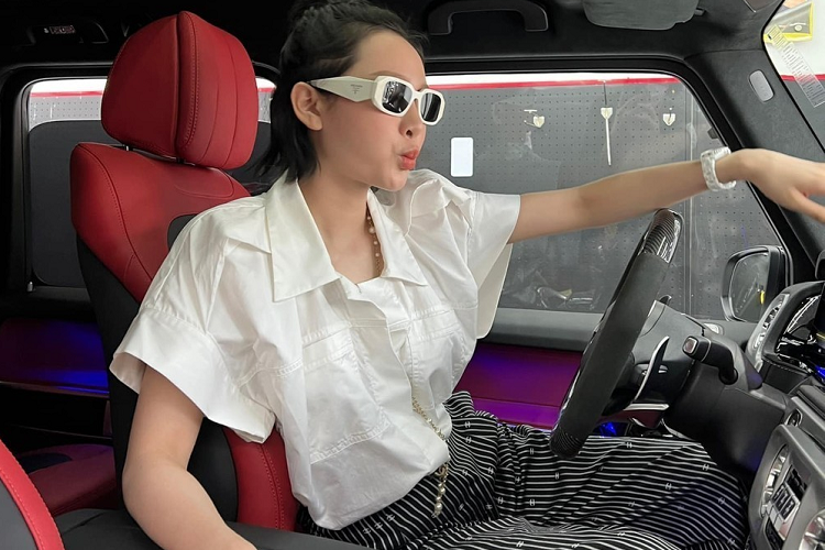 Đến nay, showroom này mới đưa ra mức giá thách cưới cho chiếc SUV hạng sang Mercedes-AMG G63 của Hiền Hồ tới 11 tỷ đồng, khách hàng có nhã ý mua xe sẽ được bớt thêm đôi chút. Tạm lấy 11 tỷ đồng làm giá chính, chúng ta có thể thấy, chiếc Mercedes-AMG G63 này không hề rẻ, và thậm chí không ít cư dân mạng còn chia sẻ, xe của người nổi tiếng nên giá cũng khác biệt hẳn, cao hơn các xe khác cùng đời đang rao bán trên thị trường.