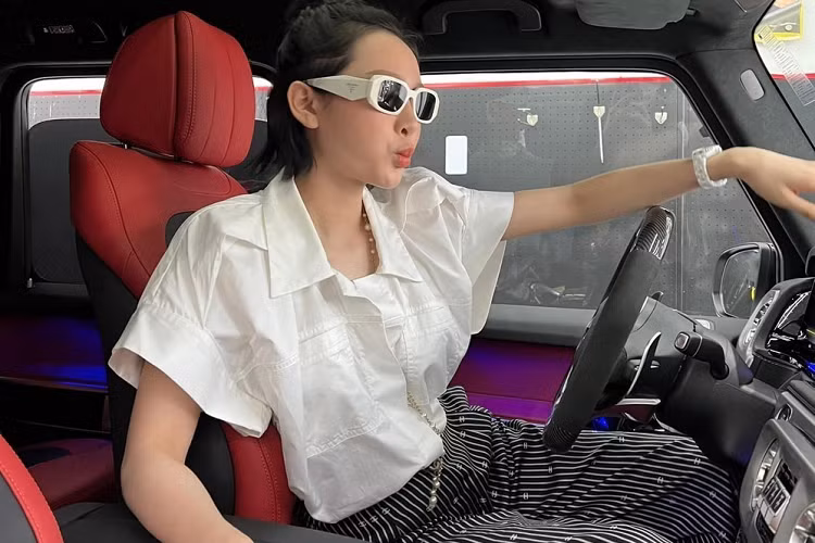 Đến nay, showroom này mới đưa ra mức giá thách cưới cho chiếc SUV hạng sang Mercedes-AMG G63 của Hiền Hồ tới 11 tỷ đồng, khách hàng có nhã ý mua xe sẽ được bớt thêm đôi chút. Tạm lấy 11 tỷ đồng làm giá chính, chúng ta có thể thấy, chiếc Mercedes-AMG G63 này không hề rẻ, và thậm chí không ít cư dân mạng còn chia sẻ, xe của người nổi tiếng nên giá cũng khác biệt hẳn, cao hơn các xe khác cùng đời đang rao bán trên thị trường.