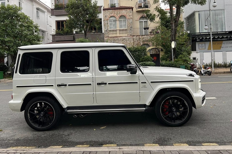 Còn xe Mercedes-AMG G63 từng của nữ ca sĩ Hiền Hồ đã lăn bánh gần 18.000 km, không rõ là cô đã mua chiếc xe này theo diện xe mới tinh hay là đã qua sử dụng, nếu xe mới, trong gần 2 năm mà chạy gần 18.000 km thì quá đáng nể.