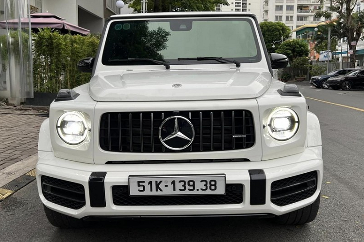 Cụ thể là chiếc xe Mercedes-AMG G63 hạng sang của Hiền Hồ được nhập về nước vào năm 2021, và các xe cùng đời đang được chào bán chỉ hơn 9,8 tỷ đến 10,6 tỷ đồng. Nếu muốn nhảy qua đầu số 11 tỷ đồng, xe phải thuộc đời 2022, số đồng hồ công tơ mét không quá 10.000 km.