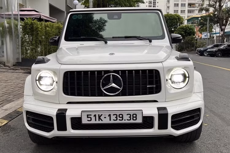 Cụ thể là chiếc xe Mercedes-AMG G63 hạng sang của Hiền Hồ được nhập về nước vào năm 2021, và các xe cùng đời đang được chào bán chỉ hơn 9,8 tỷ đến 10,6 tỷ đồng. Nếu muốn nhảy qua đầu số 11 tỷ đồng, xe phải thuộc đời 2022, số đồng hồ công tơ mét không quá 10.000 km.