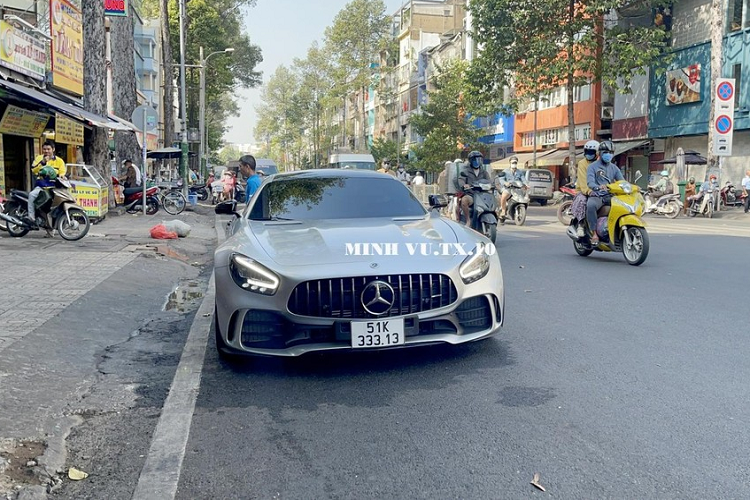 Chiếc siêu xe Mercedes-AMG GT R của vua cà phê Việt Nam cầm lái tại TP HCM được nhập khẩu chính hãng về nước vào năm ngoái, nguyên bản xe có màu sơn xanh AMG Green Hell Magno rất đắt tiền và đây cũng là bộ áo thửa riêng cho dòng siêu xe Mercedes-AMG GT R.