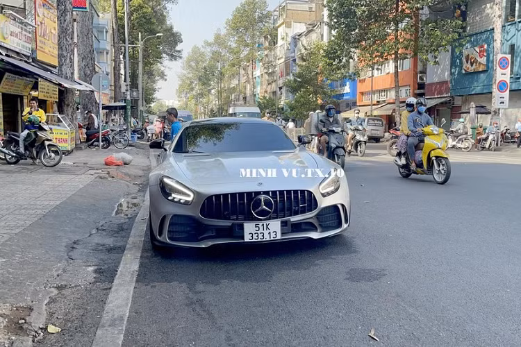 Chiếc siêu xe Mercedes-AMG GT R của vua cà phê Việt Nam cầm lái tại TP HCM được nhập khẩu chính hãng về nước vào năm ngoái, nguyên bản xe có màu sơn xanh AMG Green Hell Magno rất đắt tiền và đây cũng là bộ áo thửa riêng cho dòng siêu xe Mercedes-AMG GT R.