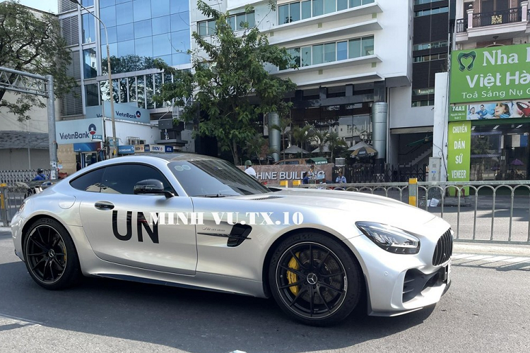 Số lượng siêu xe Mercedes-AMG GT R tại Việt Nam hiện nay là 4 chiếc với 3 xe nhập chính hãng và chỉ duy nhất một xe được nhập không chính hãng, ông Vũ nắm trong tay 2 chiếc, ngoài ra, còn có 2 chiếc siêu xe giới hạn Mercedes-AMG GT R Pro, trong đó, xe màu trắng đang thuộc về đại gia ngành cà phê.