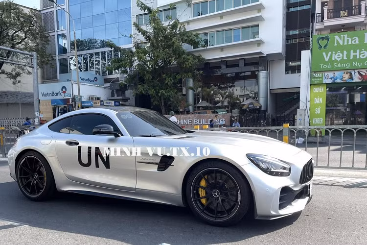 Số lượng siêu xe Mercedes-AMG GT R tại Việt Nam hiện nay là 4 chiếc với 3 xe nhập chính hãng và chỉ duy nhất một xe được nhập không chính hãng, ông Vũ nắm trong tay 2 chiếc, ngoài ra, còn có 2 chiếc siêu xe giới hạn Mercedes-AMG GT R Pro, trong đó, xe màu trắng đang thuộc về đại gia ngành cà phê.