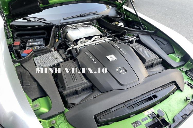 Bên trong khoang lái siêu xe Mercedes-AMG GT R thứ 2 của ông Vũ mua về có bậc cửa được ốp carbon cùng dòng chữ AMG phát sáng, xe có ghế ngồi bọc da Alcantara với các chỉ may tương phản và sọc màu trắng, dây đai an toàn cũng được nhuộm đỏ.