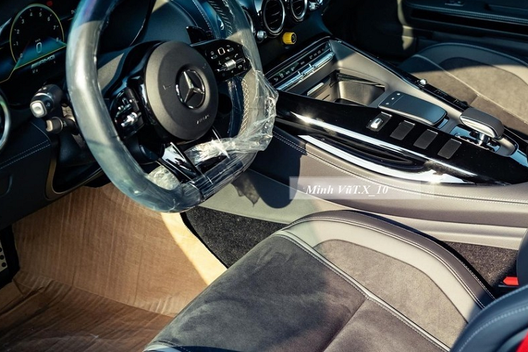 Đáng chú ý, biển số 51K-333.13 trên chiếc siêu xe thể thao này cũng rất dễ nhớ khi mang hàm ý "tam hoa 3 - mãi tiền tài". Chưa hết, đây cũng được xem là chiếc xe Mercedes-AMG GT R sở hữu biển số đẹp nhất Việt Nam.