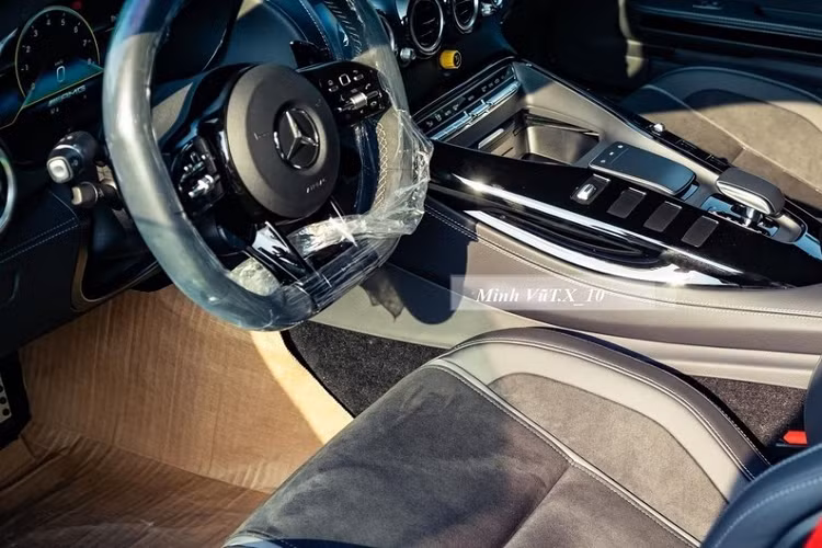 Đáng chú ý, biển số 51K-333.13 trên chiếc siêu xe thể thao này cũng rất dễ nhớ khi mang hàm ý "tam hoa 3 - mãi tiền tài". Chưa hết, đây cũng được xem là chiếc xe Mercedes-AMG GT R sở hữu biển số đẹp nhất Việt Nam.