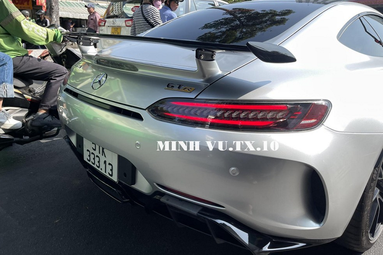 Siêu xe Mercedes-AMG GT R màu xanh AMG Green Hell Magno mà ông Đặng Lê Nguyên Vũ mới lái ra đường được trang bị khối động cơ V8, tăng áp kép, dung tích 4.0 lít, sản sinh ra công suất tối đa 577 mã lực tại vòng tua máy 6.250 vòng/phút và mô-men xoắn cực đại 700 Nm tại dải vòng tua máy 2.100 đến 5.500 vòng/phút.