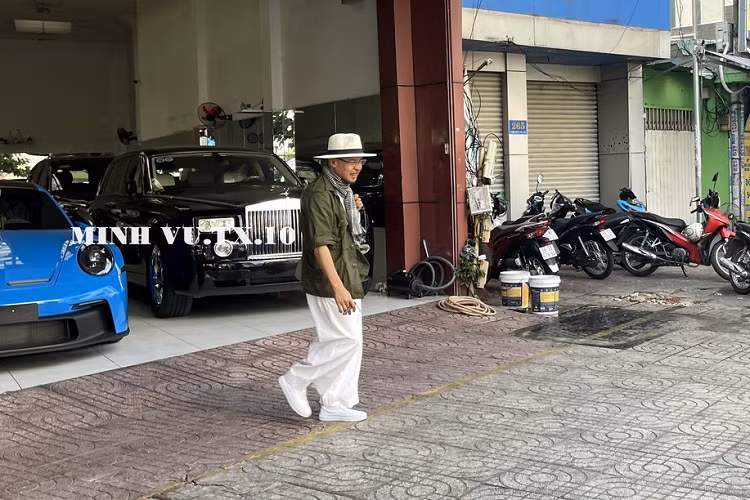 Trong bộ sưu tập xe hơn 500 chiếc của mình, ông Đặng Lê Nguyên Vũ đã âm thầm sưu tập hơn 10 chiếc xe thể thao, siêu xe hiệu suất cao của hãng Mercedes-Benz như 4 chiếc SLS AMG với 2 xe tiêu chuẩn, 1 bản mui trần và xe còn lại thuộc bản giới hạn, tiếp đến là 1 dàn xe Mercedes-AMG GT hàng hiếm từ GTS Edition đến GT R và còn có GT R Pro.