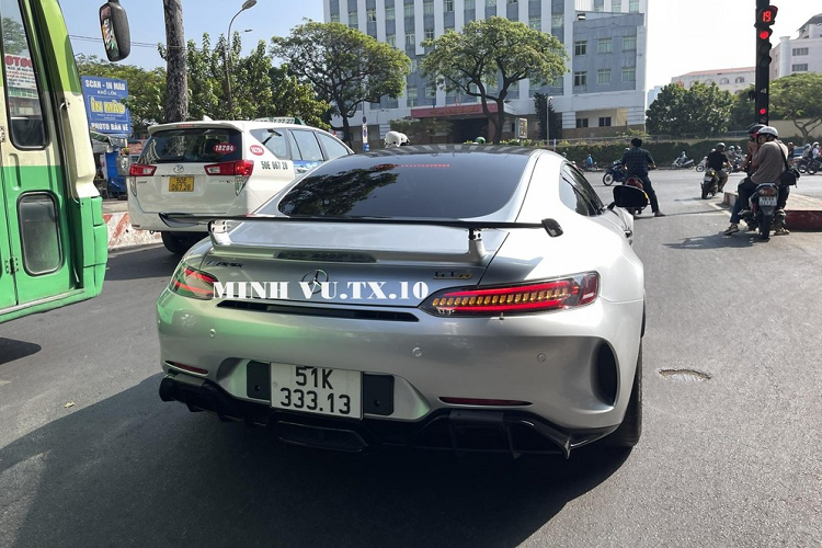 Giá lăn bánh xe Mercedes-AMG GT R màu xanh AMG Green Hell Magno chính hãng đầu tiên về nước không được tiết lộ, chỉ biết rằng, dòng siêu xe Mercedes-AMG GT R từng có giá bán chính hãng từ 11,6 tỷ đồng.