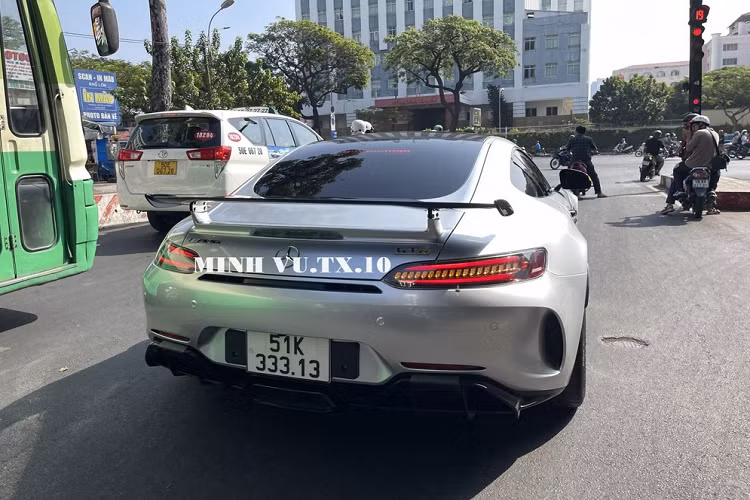 Giá lăn bánh xe Mercedes-AMG GT R màu xanh AMG Green Hell Magno chính hãng đầu tiên về nước không được tiết lộ, chỉ biết rằng, dòng siêu xe Mercedes-AMG GT R từng có giá bán chính hãng từ 11,6 tỷ đồng.
