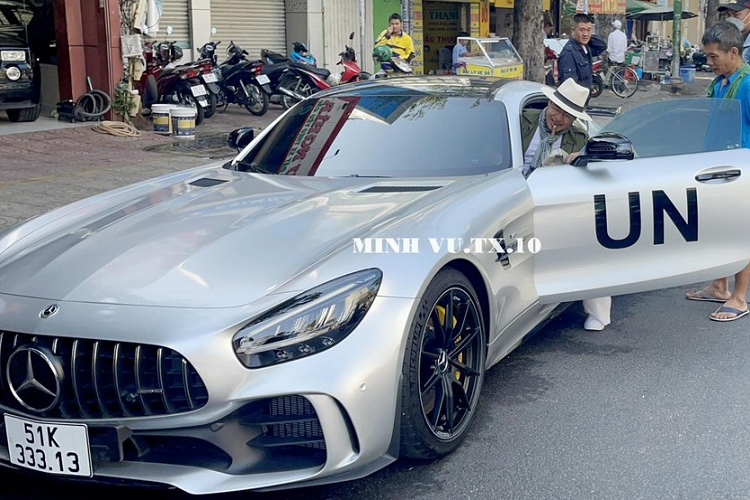 Được biết, "Qua" Vũ sở hữu 3 chiếc siêu xe Mercedes-AMG GT R với 2 xe thuộc bản tiêu chuẩn và 1 chiếc giới hạn Mercedes-AMG GT R Pro chỉ có 750 xe trên toàn thế giới. Mới đây, ông Đặng Lê Nguyên Vũ cầm lái Mercedes-AMG GT R trên phố và nhận được sự quan tâm không nhỏ của giới mê xe trong nước.