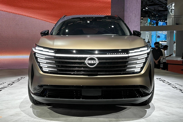 Trong triển lãm Ô tô Thượng Hải 2023, hãng Nissan đã vén màn mẫu xe Pathfinder Concept mới. Đến nay, phiên bản thương mại của mẫu xe concept này đã lộ diện qua hình ảnh đăng trên trang web của Bộ Công nghiệp và Công nghệ Thông tin Trung Quốc. Theo một số nguồn tin, mẫu SUV Nissan Pathfinder 2024 mới sẽ chỉ được bán ở thị trường Trung Quốc và do liên doanh Dongfeng Nissan lắp ráp.