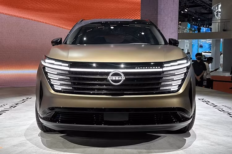 Trong triển lãm Ô tô Thượng Hải 2023, hãng Nissan đã vén màn mẫu xe Pathfinder Concept mới. Đến nay, phiên bản thương mại của mẫu xe concept này đã lộ diện qua hình ảnh đăng trên trang web của Bộ Công nghiệp và Công nghệ Thông tin Trung Quốc. Theo một số nguồn tin, mẫu SUV Nissan Pathfinder 2024 mới sẽ chỉ được bán ở thị trường Trung Quốc và do liên doanh Dongfeng Nissan lắp ráp.