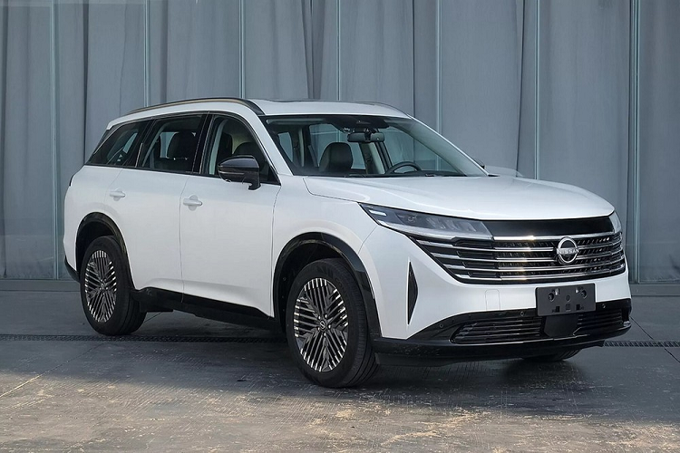 Qua những hình ảnh rò rỉ, có thể thấy mẫu xe SUV Nissan Pathfinder 2024 sở hữu thiết kế khá giống với phiên bản concept đồng thời khác biệt hoàn toàn so với xe đang bán trên thị trường. Được áp dụng ngôn ngữ thiết kế mới của Nissan, mẫu xe này trông khá hiện đại và gọn gàng nhằm đáp ứng thị hiếu của người tiêu dùng tại thị trường sát cạnh Việt Nam.