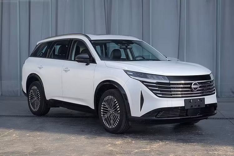 Qua những hình ảnh rò rỉ, có thể thấy mẫu xe SUV Nissan Pathfinder 2024 sở hữu thiết kế khá giống với phiên bản concept đồng thời khác biệt hoàn toàn so với xe đang bán trên thị trường. Được áp dụng ngôn ngữ thiết kế mới của Nissan, mẫu xe này trông khá hiện đại và gọn gàng nhằm đáp ứng thị hiếu của người tiêu dùng tại thị trường sát cạnh Việt Nam.