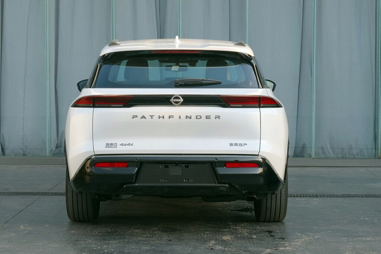 Bên ngoài, Pathfinder có nhiều nét giống những mẫu xe cùng thương hiệu Nissan như Ariya, Serena hay Note. Có thể thấy rõ sự tương đồng giữa những mẫu ô tô Nissan này qua khu vực đầu xe với lưới tản nhiệt không viền cỡ lớn. Bên trong lưới tản nhiệt là những nan mạ crôm nằm ngang và kéo dài sang hai bên khiến khu vực đầu xe như rộng hơn.