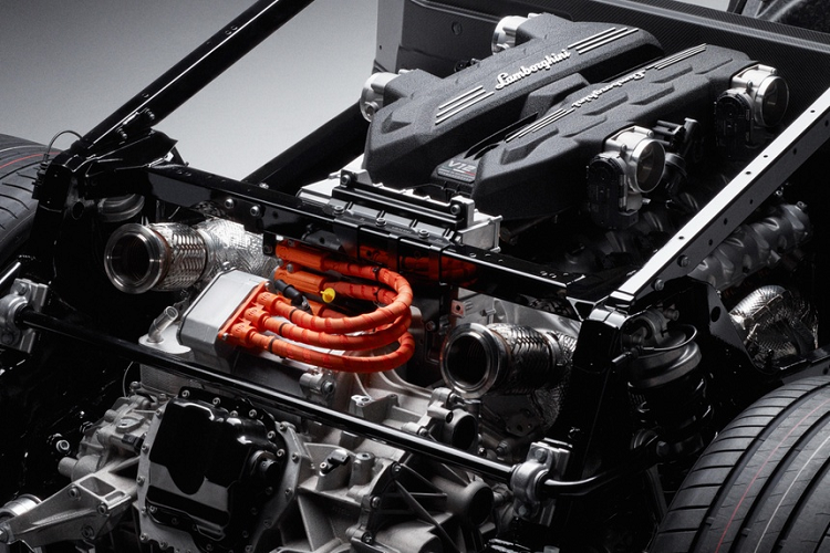 Trong khi động cơ V-12 của Aventador đẩy sức mạnh đến hộp số ly hợp đơn (single-clutch) đặt phía trước thì động cơ mới đẩy sức mạnh đến hộp ly hợp kép 8 cấp hoàn toàn mới nằm ngang do Lamborghini thiết kế. Tuy nhiên, sức mạnh động cơ V12 này chỉ là một phần trong hệ truyền động mới của Lamborghini có mã LB744.