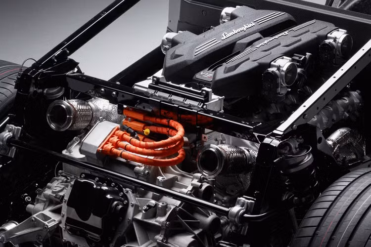 Trong khi động cơ V-12 của Aventador đẩy sức mạnh đến hộp số ly hợp đơn (single-clutch) đặt phía trước thì động cơ mới đẩy sức mạnh đến hộp ly hợp kép 8 cấp hoàn toàn mới nằm ngang do Lamborghini thiết kế. Tuy nhiên, sức mạnh động cơ V12 này chỉ là một phần trong hệ truyền động mới của Lamborghini có mã LB744.