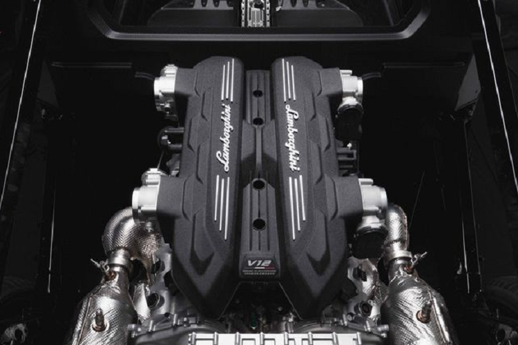 Hiện chiếc xe chỉ được nhắc với mã nội bộ 'LB744'. Chúng tôi có thể chia sẻ chi tiết về hệ thống truyền động plug-in hybrid mới. Tin tốt là động cơ V-12 hút khí tự nhiên vẫn tồn tại và một trong những điều cốt lõi tạo nên sự hấp dẫn của những chiếc siêu xe đắt tiền từ khi thành lập.