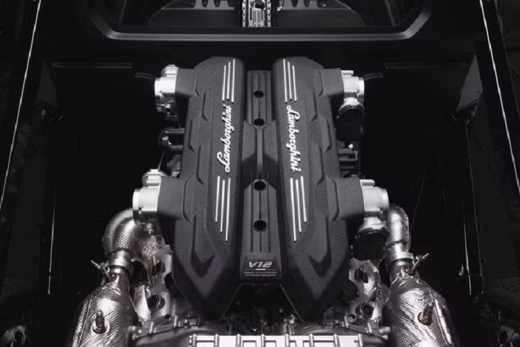 Hiện chiếc xe chỉ được nhắc với mã nội bộ 'LB744'. Chúng tôi có thể chia sẻ chi tiết về hệ thống truyền động plug-in hybrid mới. Tin tốt là động cơ V-12 hút khí tự nhiên vẫn tồn tại và một trong những điều cốt lõi tạo nên sự hấp dẫn của những chiếc siêu xe đắt tiền từ khi thành lập.