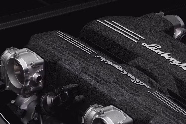 Với trọng lượng 218 kg (481 pound), Lamborghini cho biết động cơ mới nhẹ hơn 16 kg (37 pound) so với động cơ V-12 của Aventador, trong khi công suất của nó tăng lên 814 mã lực tại 9.250 vòng/phút và thậm chí với gói nâng cấp có thể lên đến 9.500 vòng/phút. Mô-men xoắn cực đại 725 Nm (535 lb-ft) tại 6.750 vòng/phút.