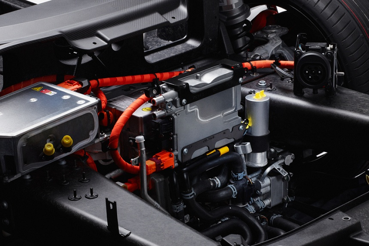 Với 3 động cơ điện sẽ được bố trí 2 cái phía trước - đặt ở mỗi bánh nhằm cung cấp năng lượng riêng và cho phép điều chỉnh mô-men xoắn. Ở phía sau, một mô-tơ điện thứ ba được tích hợp vào hộp số ly hợp kép 8 cấp của Lamborghini. Có thể chuyển đổi giữa hoạt động như mô-tơ khởi động và máy phát điện hoặc truyền lực tới trục sau nhờ cơ cấu ly hợp thông minh.