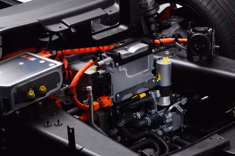 Với 3 động cơ điện sẽ được bố trí 2 cái phía trước - đặt ở mỗi bánh nhằm cung cấp năng lượng riêng và cho phép điều chỉnh mô-men xoắn. Ở phía sau, một mô-tơ điện thứ ba được tích hợp vào hộp số ly hợp kép 8 cấp của Lamborghini. Có thể chuyển đổi giữa hoạt động như mô-tơ khởi động và máy phát điện hoặc truyền lực tới trục sau nhờ cơ cấu ly hợp thông minh.