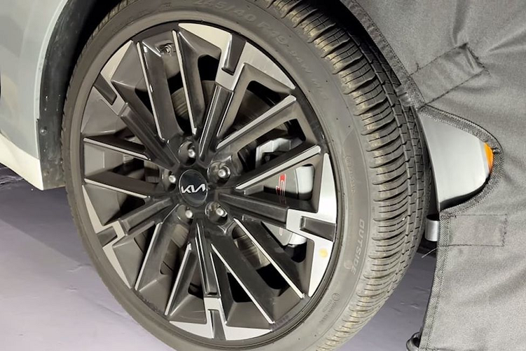 Hình ảnh phác thảo cho thấy Kia K5 2024 có lưới tản nhiệt, cản trước và đèn pha mới. Phía bên hông, xe được trang bị bộ mâm hợp kim hai tông màu với thiết kế mới.