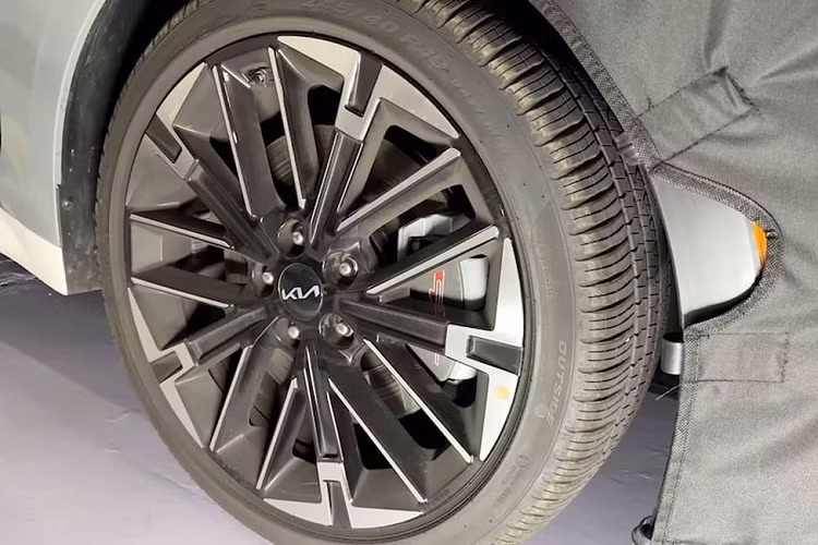 Hình ảnh phác thảo cho thấy Kia K5 2024 có lưới tản nhiệt, cản trước và đèn pha mới. Phía bên hông, xe được trang bị bộ mâm hợp kim hai tông màu với thiết kế mới.