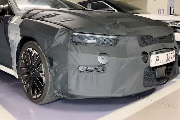 Ở phía sau, Kia K5 mới có thanh đèn hậu mỏng hơn. Bên cạnh đó, cản sau và cụm ống xả của mẫu sedan này cũng sẽ được thiết kế lại. Do chỉ là phiên bản nâng cấp giữa vòng đời, Kia K5 2024 nhiều khả năng vẫn được giữ nguyên thông số của trang bị vận hành.