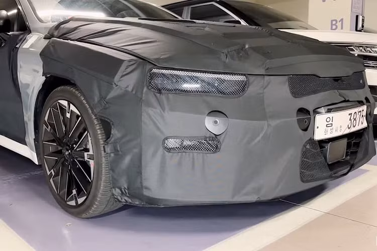 Ở phía sau, Kia K5 mới có thanh đèn hậu mỏng hơn. Bên cạnh đó, cản sau và cụm ống xả của mẫu sedan này cũng sẽ được thiết kế lại. Do chỉ là phiên bản nâng cấp giữa vòng đời, Kia K5 2024 nhiều khả năng vẫn được giữ nguyên thông số của trang bị vận hành.