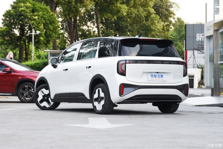 ArcFox Kaola của BAIC được ra mắt dưới dạng xe dành cho cha mẹ và con cái thuộc tầng lớp trung lưu có trẻ sơ sinh. Vì phân khúc kỳ lạ trên thị trường, chiếc xe này đã nhanh chóng trở nên phổ biến trên các phương tiện truyền thông Trung Quốc. Theo thông tin của nhà sản xuất thì đây là một chiếc MPV cỡ nhỏ nhưng nhìn lại trông giống sự kết hợp mờ nhạt giữa hatchback, station wagon và van, dù vậy, chúng ta sẽ vẫn gọi nó là MPV vì nó thực sự có cửa trượt phía sau.