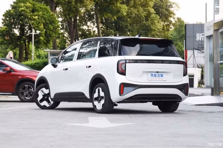 ArcFox Kaola của BAIC được ra mắt dưới dạng xe dành cho cha mẹ và con cái thuộc tầng lớp trung lưu có trẻ sơ sinh. Vì phân khúc kỳ lạ trên thị trường, chiếc xe này đã nhanh chóng trở nên phổ biến trên các phương tiện truyền thông Trung Quốc. Theo thông tin của nhà sản xuất thì đây là một chiếc MPV cỡ nhỏ nhưng nhìn lại trông giống sự kết hợp mờ nhạt giữa hatchback, station wagon và van, dù vậy, chúng ta sẽ vẫn gọi nó là MPV vì nó thực sự có cửa trượt phía sau.