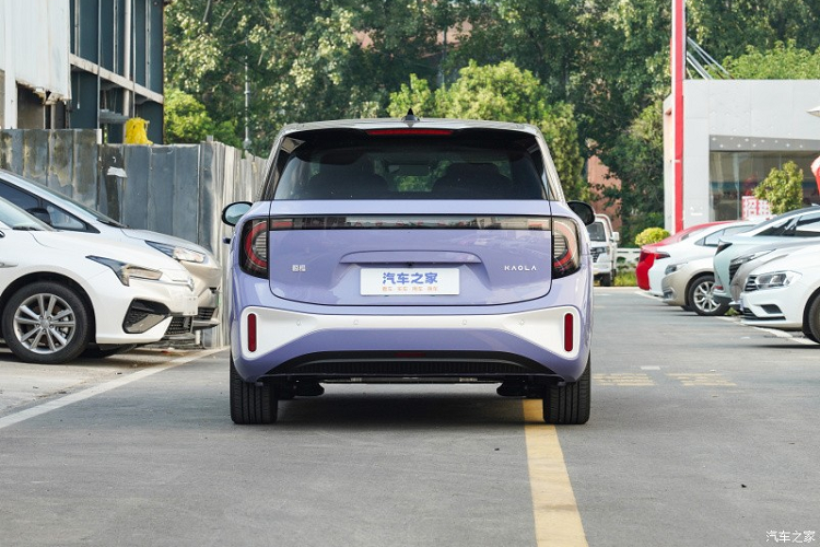 Kiểu dáng bên ngoài của ArcFox Kaola rất tròn trịa và hình dáng trông tương đối dễ thương, tạo nên sự gần gũi nhất định, chiếc xe này vẫn tuân theo ngôn ngữ thiết kế của thương hiệu với đèn pha hình bầu dục và những đường nét mượt mà.