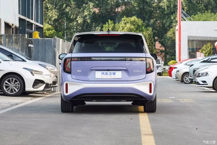 Kiểu dáng bên ngoài của ArcFox Kaola rất tròn trịa và hình dáng trông tương đối dễ thương, tạo nên sự gần gũi nhất định, chiếc xe này vẫn tuân theo ngôn ngữ thiết kế của thương hiệu với đèn pha hình bầu dục và những đường nét mượt mà.