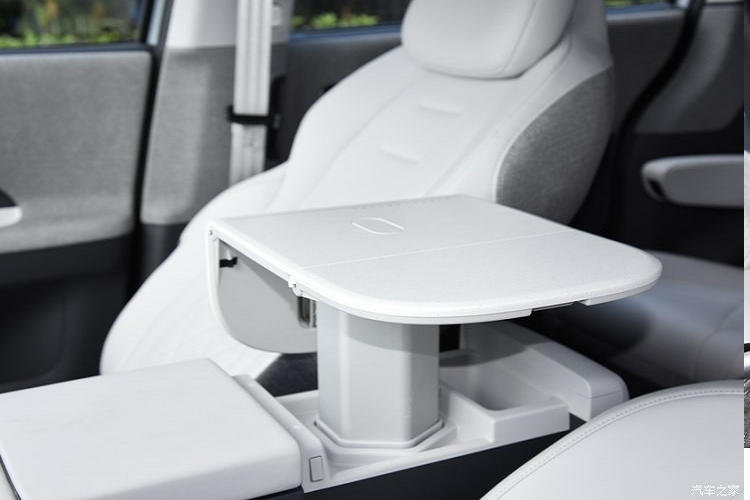 ArcFox Kaola cũng đã hợp tác với Goodbaby International, công ty phát triển và bán một số thiết bị dành cho trẻ em. Họ cùng nhau phát triển ghế trẻ em điều chỉnh điện tử. Ghế có thể chuyển sang tư thế nằm để cho bé ngủ ngon hơn. Độ bền kết cấu của ghế trên xe ArcFox Kaola tăng 156% so với ghế trẻ em tiêu chuẩn.