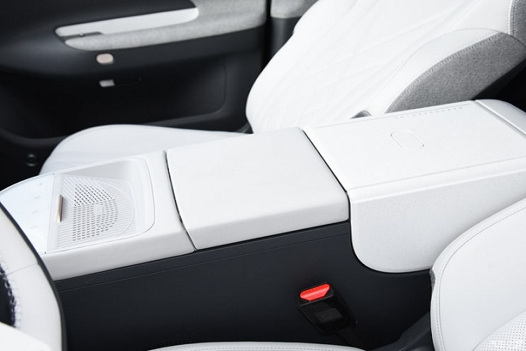 Không gian riêng tư ở hàng ghế sau thuận tiện cho mẹ hút sữa và cho con bú. Ngoài ra, Koala còn cung cấp tay vịn lên xuống xe ở cửa với “góc nhìn một mét” để thuận tiện cho trẻ em lên xuống xe, cùng với sàn xe thấp với chiều cao chỉ 340 mm giúp cải thiện đáng kể sự thuận tiện cho trẻ em. bà bầu và trẻ sơ sinh lên xuống xe.