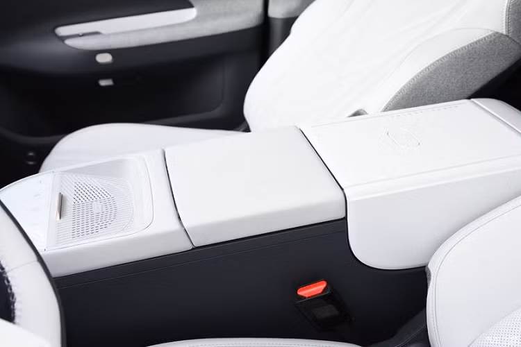 Không gian riêng tư ở hàng ghế sau thuận tiện cho mẹ hút sữa và cho con bú. Ngoài ra, Koala còn cung cấp tay vịn lên xuống xe ở cửa với “góc nhìn một mét” để thuận tiện cho trẻ em lên xuống xe, cùng với sàn xe thấp với chiều cao chỉ 340 mm giúp cải thiện đáng kể sự thuận tiện cho trẻ em. bà bầu và trẻ sơ sinh lên xuống xe.