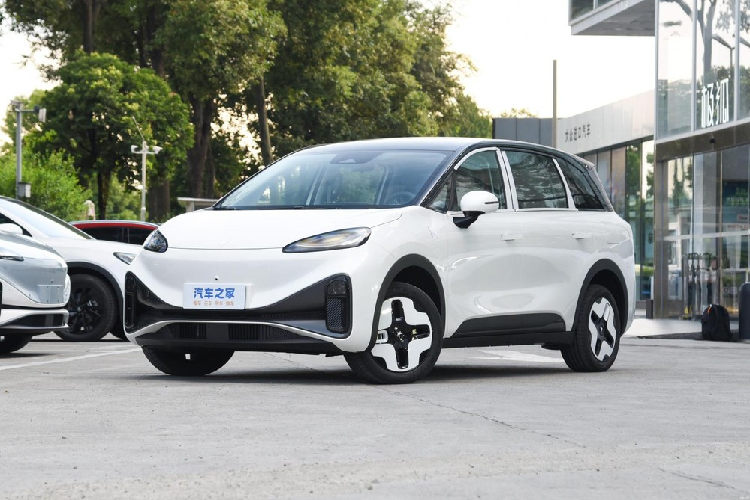 Ngoài ra, chiếc xe ArcFox Kaola mới cũng sẽ cung cấp thêm tùy chọn rèm cho cửa sổ trời toàn cảnh, có giá 79 nhân dân tệ, tương đương 256.252 đồng, nhưng trong thời gian giới hạn, hết thời gian này, tùy chọn sẽ trở về giá 399 nhân dân tệ, khoảng 1,3 triệu đồng. Trước khi bắt đầu với Kaola, chúng tôi sẽ nhắc bạn rằng ArcFox là một thương hiệu ôtô điện trực thuộc BAIC, hãng xe này được thành lập vào năm 2018 với tên gọi nội địa là Jihu, tuy nhiên, tên quốc tế của thương hiệu này là ArcFox.