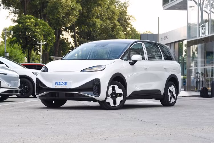 Ngoài ra, chiếc xe ArcFox Kaola mới cũng sẽ cung cấp thêm tùy chọn rèm cho cửa sổ trời toàn cảnh, có giá 79 nhân dân tệ, tương đương 256.252 đồng, nhưng trong thời gian giới hạn, hết thời gian này, tùy chọn sẽ trở về giá 399 nhân dân tệ, khoảng 1,3 triệu đồng. Trước khi bắt đầu với Kaola, chúng tôi sẽ nhắc bạn rằng ArcFox là một thương hiệu ôtô điện trực thuộc BAIC, hãng xe này được thành lập vào năm 2018 với tên gọi nội địa là Jihu, tuy nhiên, tên quốc tế của thương hiệu này là ArcFox.