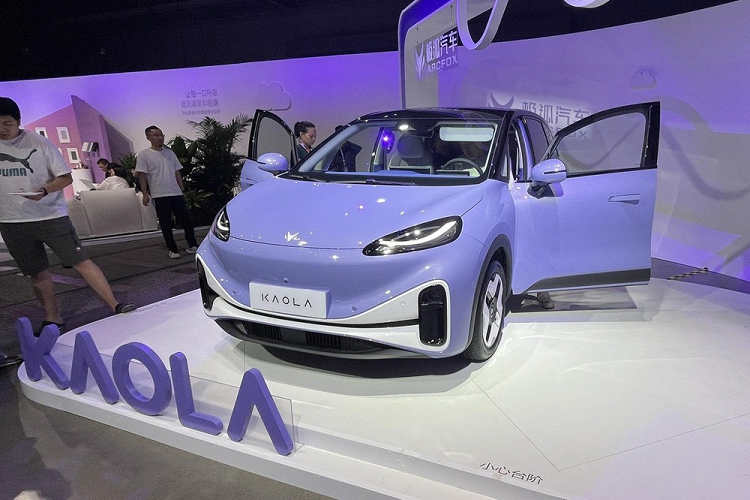 ArcFox Kaola sẽ được định vị để tập trung vào người dùng là mẹ, nói đúng ra thì hiện tại trên thị trường chưa có mẫu nào có thể cạnh tranh được với nó trong cùng lĩnh vực. Nhưng xét về vẻ ngoài dễ thương và định vị mẫu MPV nhỏ gọn, nói rộng ra, nó cũng hướng đến người tiêu dùng nữ.