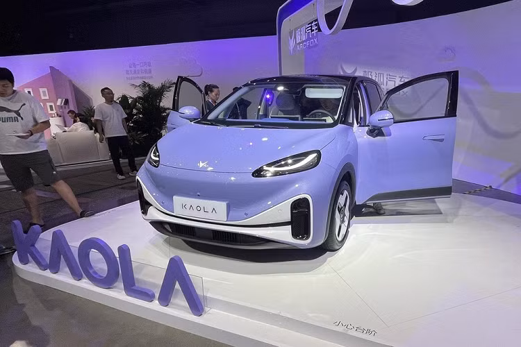 ArcFox Kaola sẽ được định vị để tập trung vào người dùng là mẹ, nói đúng ra thì hiện tại trên thị trường chưa có mẫu nào có thể cạnh tranh được với nó trong cùng lĩnh vực. Nhưng xét về vẻ ngoài dễ thương và định vị mẫu MPV nhỏ gọn, nói rộng ra, nó cũng hướng đến người tiêu dùng nữ.