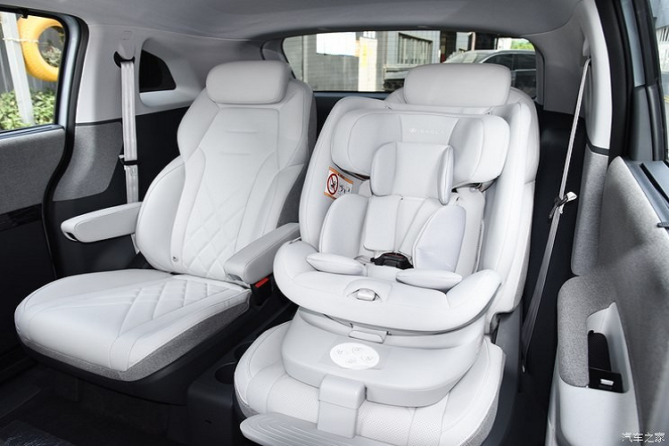 ArcFox Kaola cũng có một thanh ray bên trong xe giúp trẻ em và bà mẹ mang thai vào trong xe. Và cuối cùng, ghế sau bên phải có thể nghiêng 140 độ trong khi ghế trước bên phải có thể gập lại. Đồng thời, Kaola còn hỗ trợ chế độ sinh thái đa phương tiện cho trẻ em và xe được tích hợp sẵn Baby Bus, Himalaya, Tencent Video, v.v.