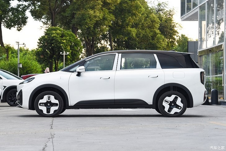 Hiện tại, dòng mẫu ArcFox bao gồm ba loại xe: ArcFox αS (Alpha S) sedan, ArcFox αT (Alpha T) SUV và Kaola mới ra mắt gần đây. Ở đây chúng tôi sẽ nhấn mạnh rằng ArcFox hợp tác chặt chẽ với Huawei. Kết quả là những chiếc xe của họ có hệ thống lái tự động Huawei và hệ điều hành Harmony OS bên trong. Tuy nhiên, doanh số bán hàng của ArcFox không cao, với doanh số tích lũy là 8.269 chiếc vào năm 2023. Có vẻ như Kaola là chiếc xe cuối cùng có thể thúc đẩy mức độ phổ biến của thương hiệu này.