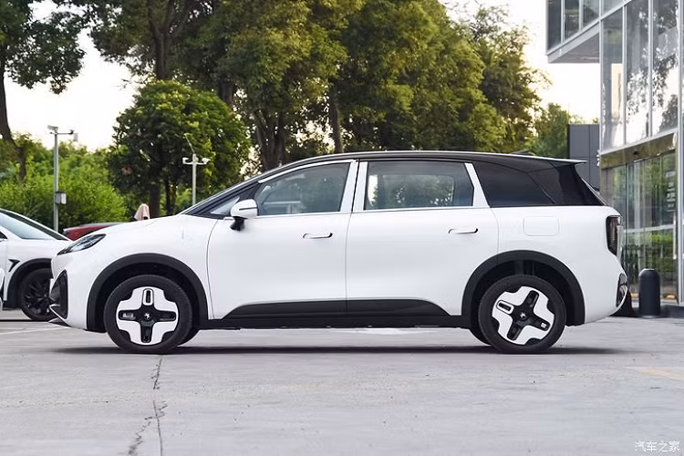 Hiện tại, dòng mẫu ArcFox bao gồm ba loại xe: ArcFox αS (Alpha S) sedan, ArcFox αT (Alpha T) SUV và Kaola mới ra mắt gần đây. Ở đây chúng tôi sẽ nhấn mạnh rằng ArcFox hợp tác chặt chẽ với Huawei. Kết quả là những chiếc xe của họ có hệ thống lái tự động Huawei và hệ điều hành Harmony OS bên trong. Tuy nhiên, doanh số bán hàng của ArcFox không cao, với doanh số tích lũy là 8.269 chiếc vào năm 2023. Có vẻ như Kaola là chiếc xe cuối cùng có thể thúc đẩy mức độ phổ biến của thương hiệu này.