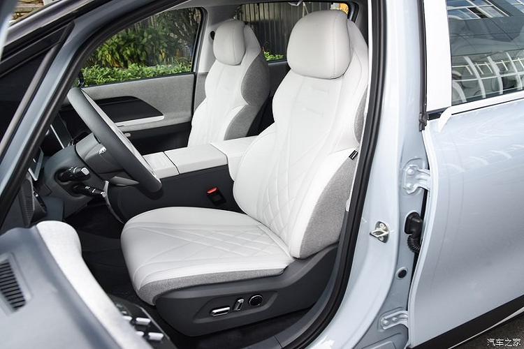 Các tính năng thân thiện với trẻ em khác của Kaola là điều hòa không khí chống vi khuẩn, PM 2.5, PM10, phấn hoa, bộ lọc bụi và đèn cực tím. Khi xe được khóa và cảm biến bên trong phát hiện không có người bên trong, đèn UV sẽ bật và khử trùng cabin. Nó cũng có thể được kích hoạt từ xa bằng ứng dụng. Theo ArcFox, quá trình khử trùng cấp y tế sẽ đạt được sau 15 phút làm việc.